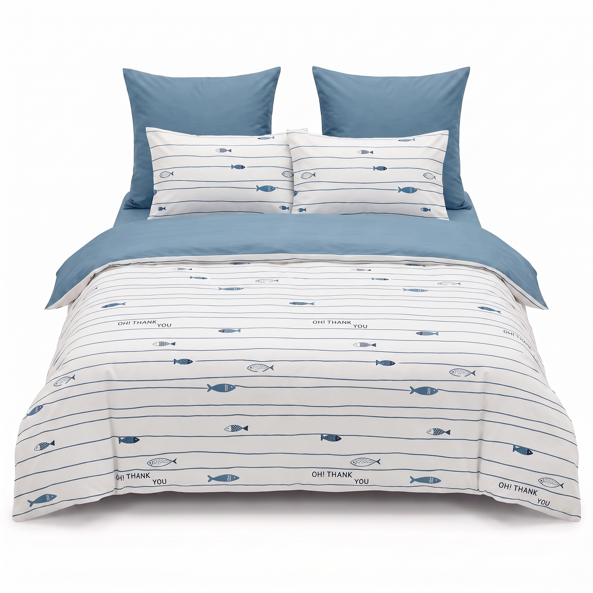 Sada povlečení s gumou v bílé a modré barvě, s rybičkami — pohled zepředu